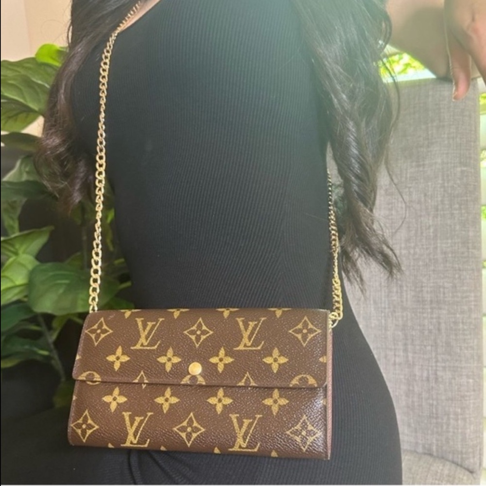 Authentic Louis Vuitton Monogram LV Sarah Wallet on Chain